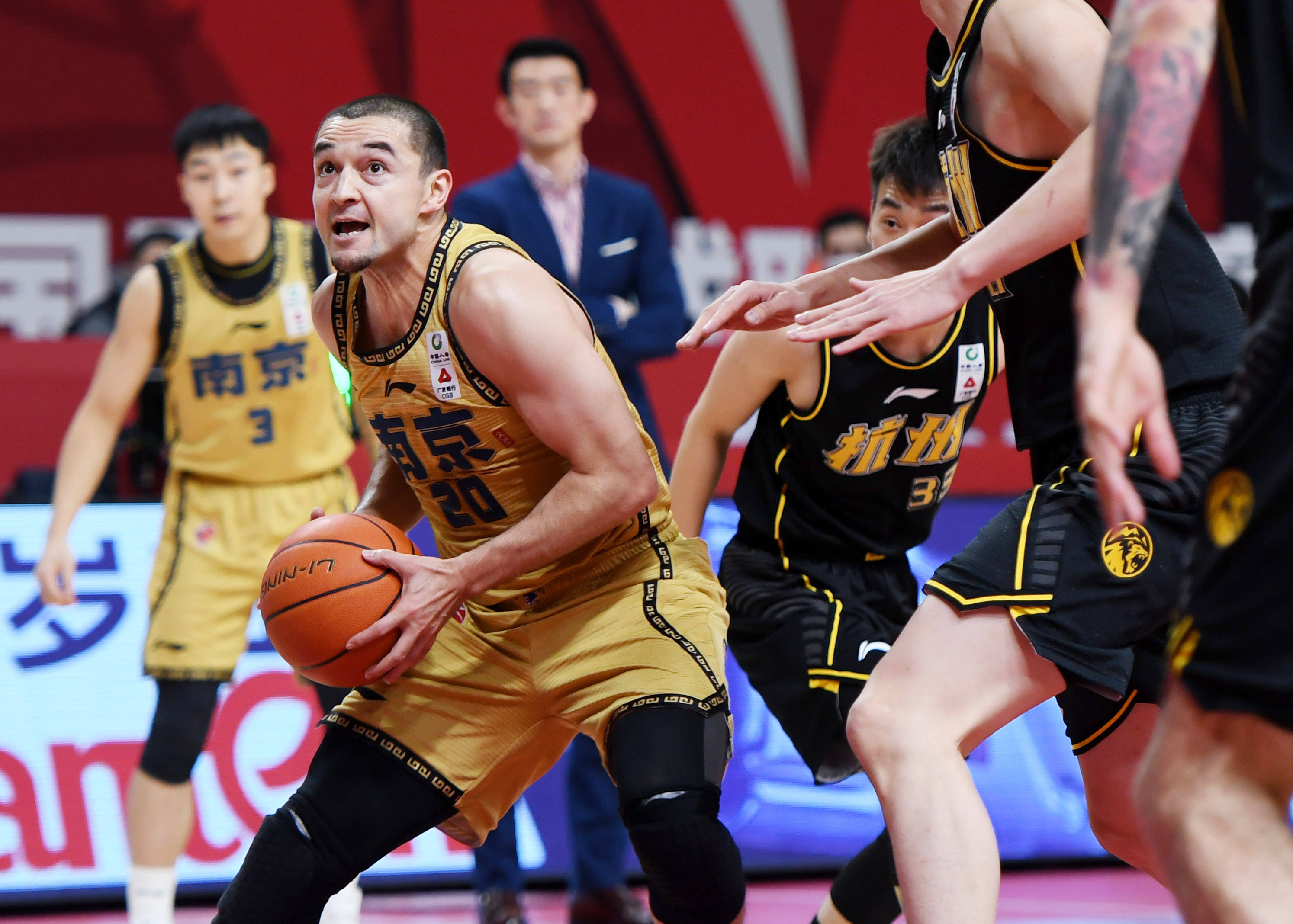 包含九游欢乐平台：CBA球员薪资帽政策：对联赛生态的影响的词条