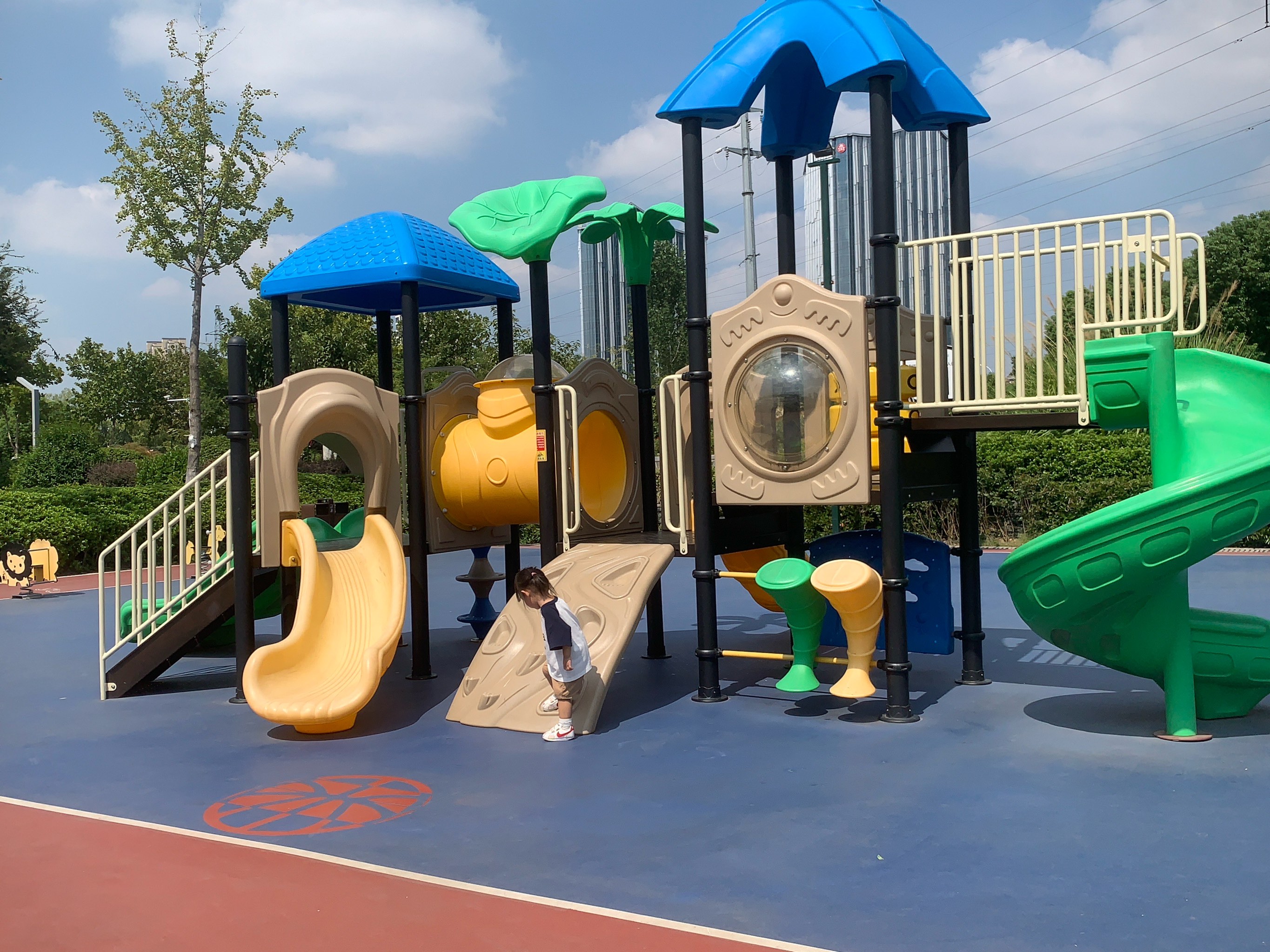 包含九游欢乐平台：篮球主题公园开放，打造城市新地标的词条