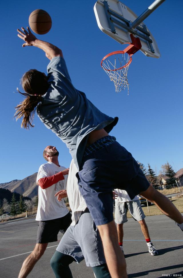 九游欢乐平台：篮球主题的摄影作品展：用镜头记录篮球的精彩瞬间的简单介绍