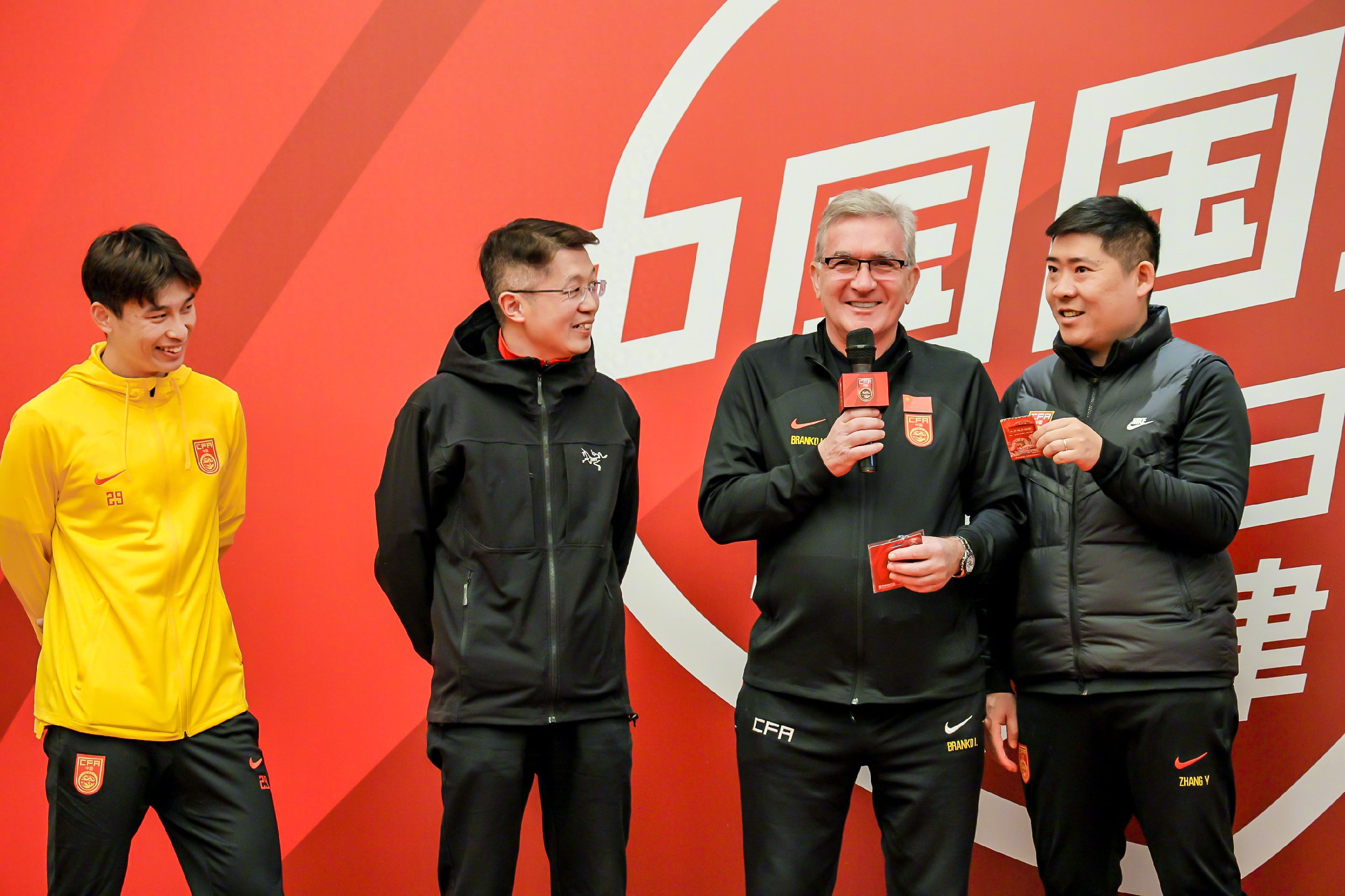九游欢乐官方网站：国足新帅首次亮相，战术理念引热议