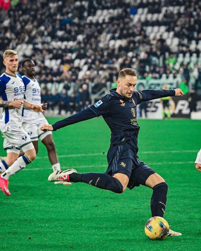 九游欢乐官方网站:中超联赛裁判:接受媒体采访,回应争议判罚 九游欢乐官方网站:中超联赛裁判:接受媒体采访,回应争议判罚