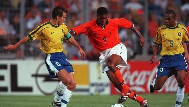 九游欢乐首站:德甲的边路突破：如何撕裂防线的简单介绍